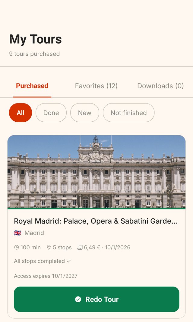 DescubR My Tours screen with a purchased Royal Madrid tour and tabs for favourites and downloads