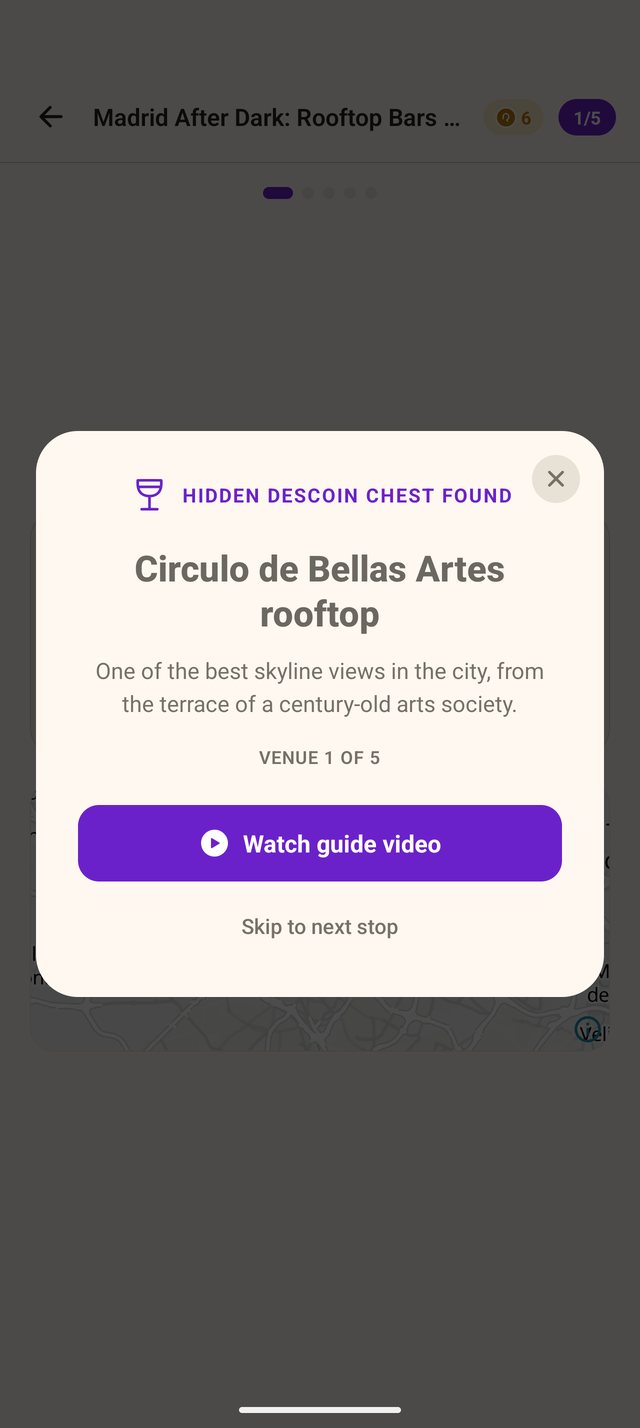 DescubR screen announcing a hidden Descoin chest found at the Círculo de Bellas Artes rooftop, with a button to watch the guide's video